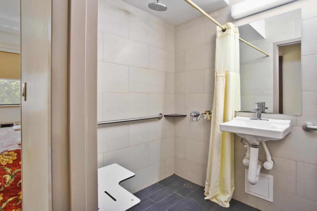 Hotel Commack Inn