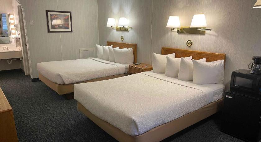 Hotel Commack Inn 4*
